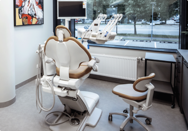Стоматологическое кресло и оборудование в клинике