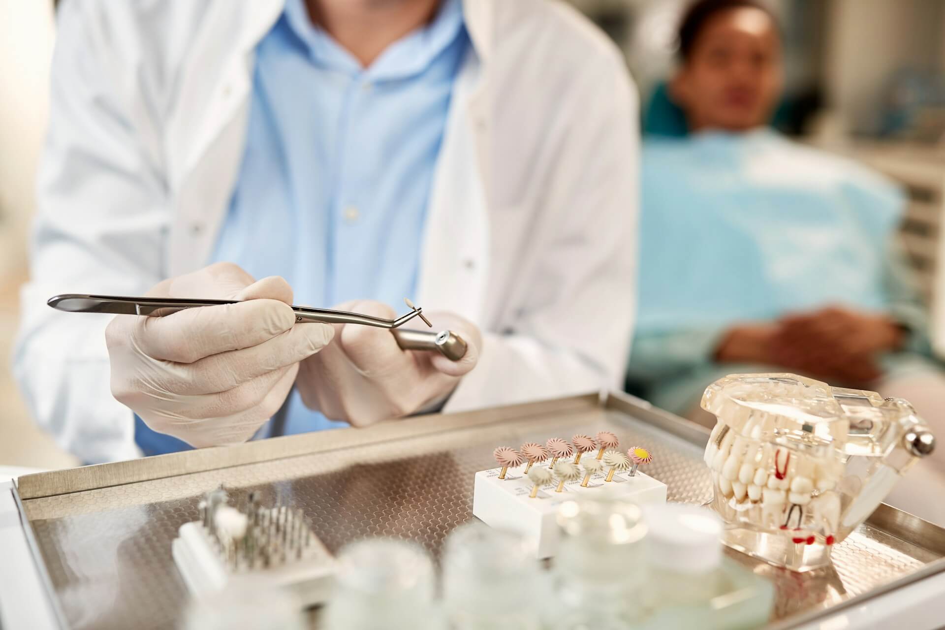Стоматолог готовит инструменты для лечения