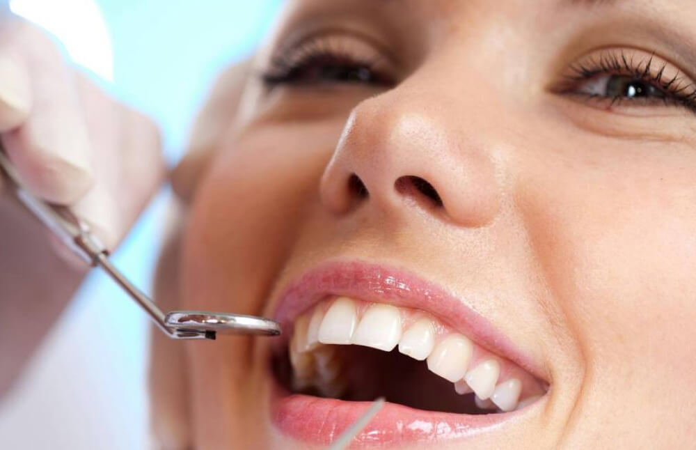 Пациентка во время стоматологической процедуры