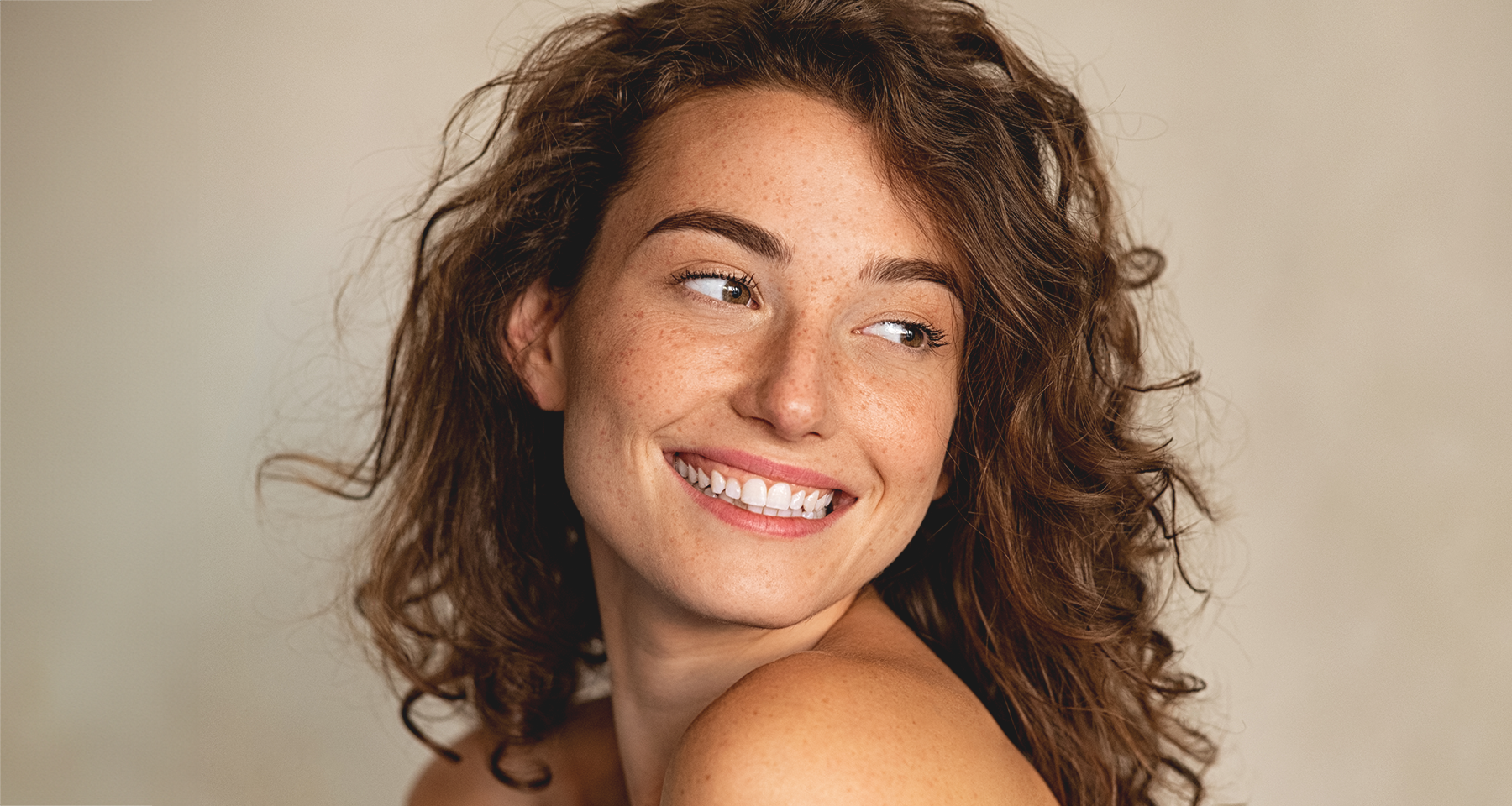 Женщина с красивой улыбкой